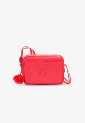 Rød nylon crossover taske med struktureret overflade, der har en frontlomme og en pelsabe nøglering. Justerbar stribet skulderrem medfølger.