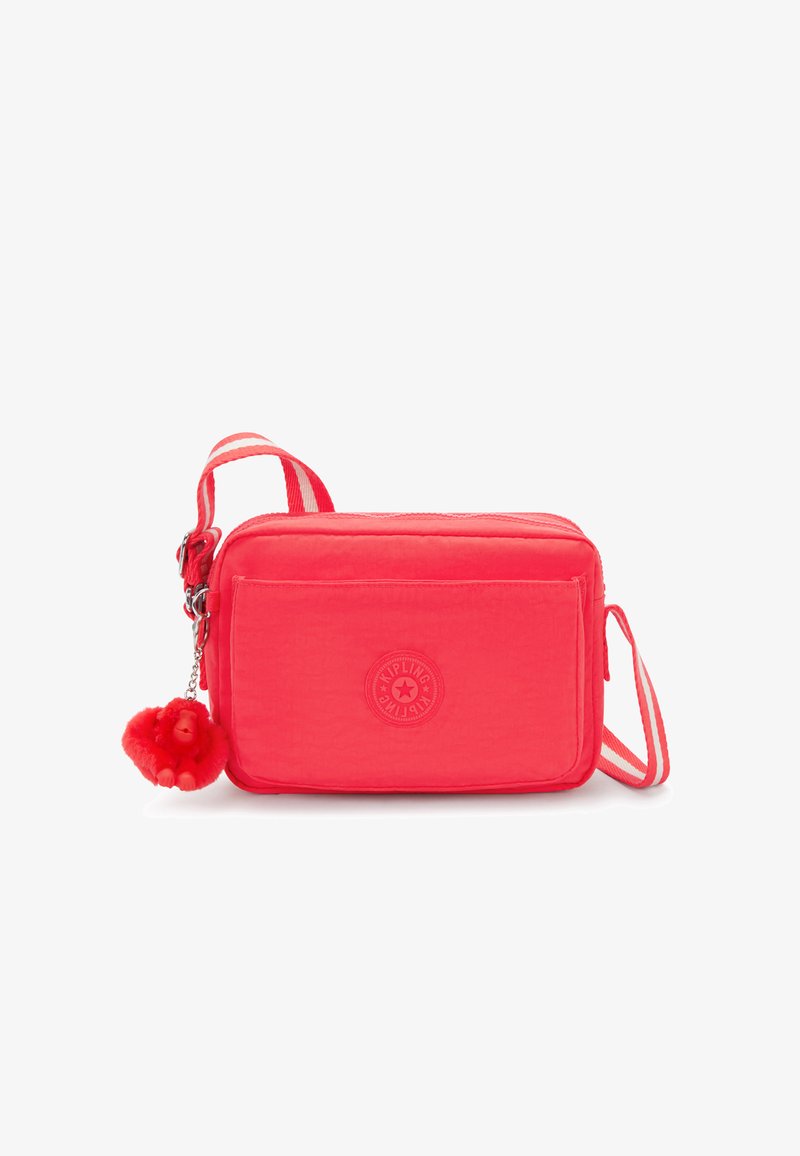 Borsa a tracolla rossa in nylon con superficie testurizzata, dotata di una tasca frontale e un portachiavi a forma di scimmia in pelliccia. Includo una tracolla regolabile a righe.