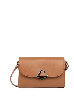 Sac à main en cuir tan avec une surface texturée, une fermeture à rabat et un fermoir argenté. Il dispose d'une bandoulière détachable pour plus de polyvalence.