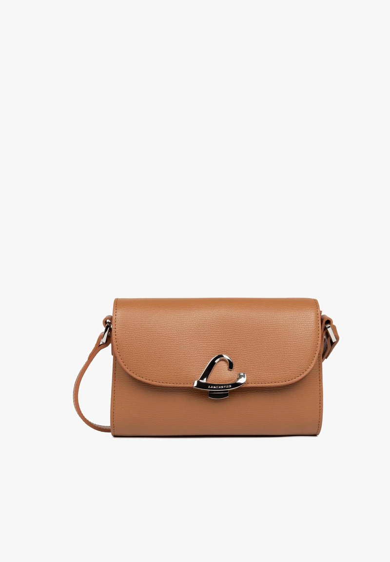 Sac à main en cuir tan avec une surface texturée, une fermeture à rabat et un fermoir argenté. Il dispose d'une bandoulière détachable pour plus de polyvalence.