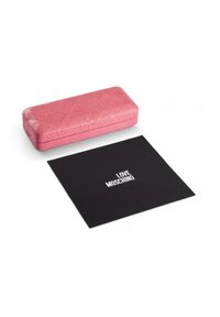Custodia per occhiali da sole rosa opaca con testo in rilievo "LOVE MOSCHINO"; cartoncino nero con testo bianco. Forma rettangolare, texture liscia.