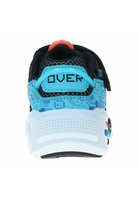 Zapatilla negra y azul con parte superior de malla texturizada, acentos en acuático que contrastan y un diseño de placa de circuito en el talón. Suela de goma blanca.