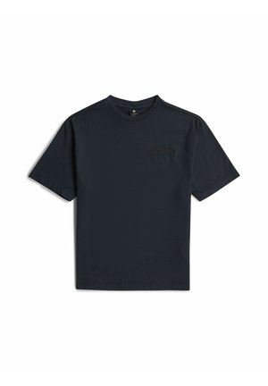 Czarny t-shirt z krótkim rękawem i okrągłym dekoltem, z subtelnym tłoczonym logo na lewej piersi, ułożony płasko na białym tle.