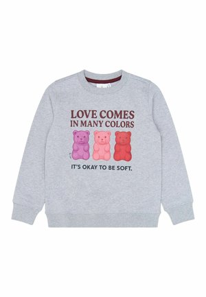 Sweat-shirt gris avec trois illustrations d'oursons en gélatine en violet, rose et rouge, avec le texte "LOVE COMES IN MANY COLORS" et "IT’S OKAY TO BE SOFT."