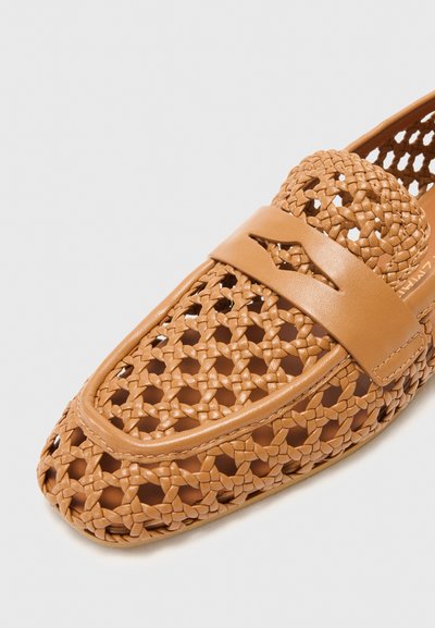 Stuart Weitzman THEA LOAFER - Zapatos sin cordones - hazel