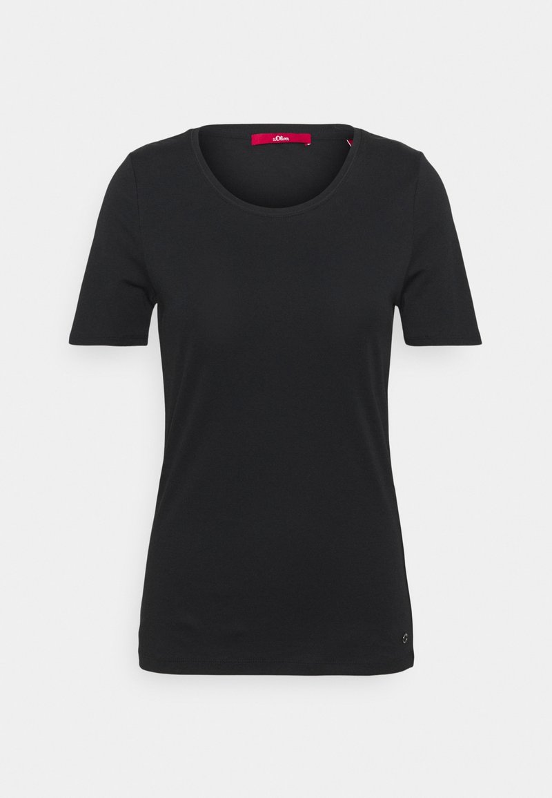 T-shirt noir ajusté à manches courtes avec encolure ronde et petit logo près de l'ourlet inférieur sur fond blanc uni.