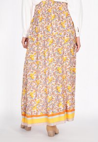 Maxi-Rock mit floralem Muster in Gelb, Orange und Lavendel. Elastischer Bund und geschichteter Saum mit gestreiften Akzenten. Weicher Stoff.