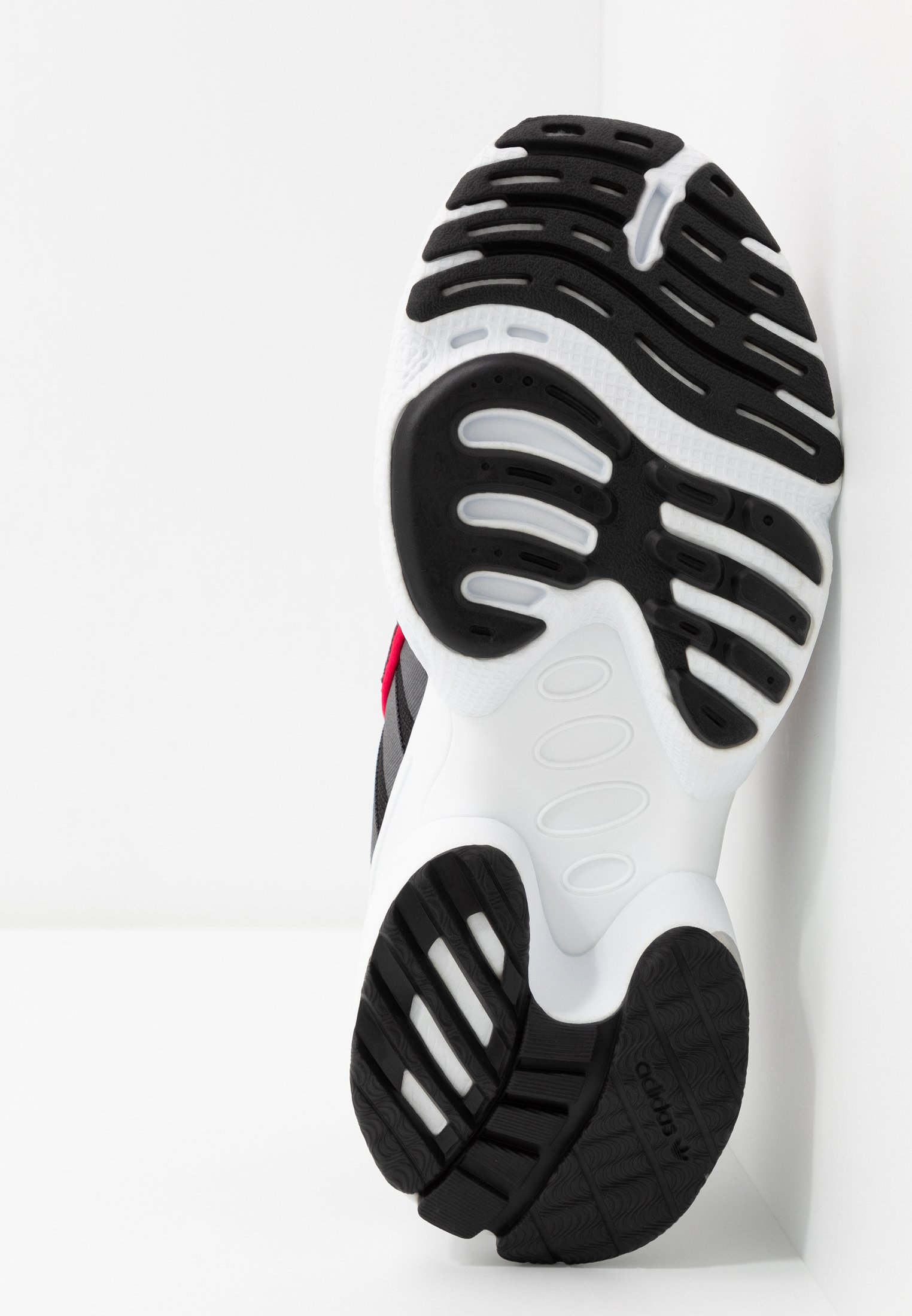 basket dinosaure adidas