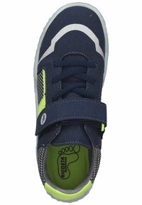Sneaker blu navy con una fibbia in Velcro, dettagli riflettenti, pannelli laterali in rete e un interno imbottito verde. Suola in gomma con grip testurizzato.