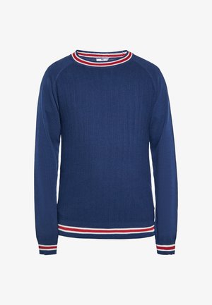 Suéter azul de punto con un patrón de espiga texturizado. Presenta un escote de tripulada con acentos de rayas rojas y blancas.