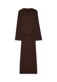 Vestito lungo marrone a maniche lunghe realizzato in tessuto morbido, con scollo a cowl drappeggiato e dettagli arricciati in vita, che scivola fino a terra.