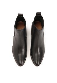 Botas de cuero negro hasta el tobillo con una textura suave, puntera afilada, paneles laterales elásticos y tiradores para facilitar su colocación.