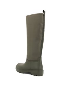 Stivale alto in gomma verde oliva con superficie texture, etichetta di presa posteriore, suola solida e cuciture rialzate vicino alla caviglia.