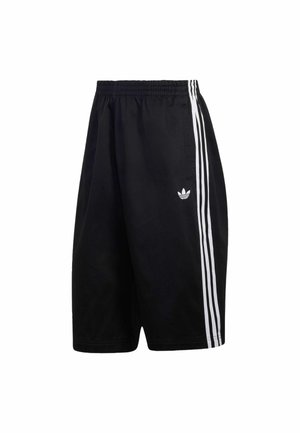 Sorte atletikshorts med elastisk talje, tre hvide sidelommer og lille hvid Adidas-logo på venstre ben.