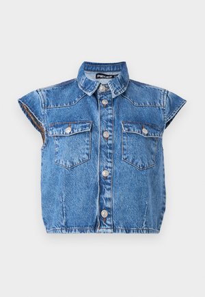 Denim ærmeløs skjorte i lyseblå med krave, to brystlommer og sølvknapper. Har et cropped design og rå kant.