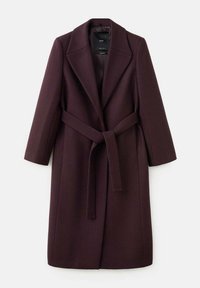 Cappotto in misto lana color bordeaux con rever a punta, maniche ampie e una cintura abbinata in vita, caratterizzato da una texture morbida e un design su misura.