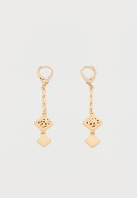 Kullatooni ripatsidega kõrvarõngad, millel on tekstuuriga rombikujuline ripats ja sile ruudukujuline aksent, rippumas lingistatud kettidel.