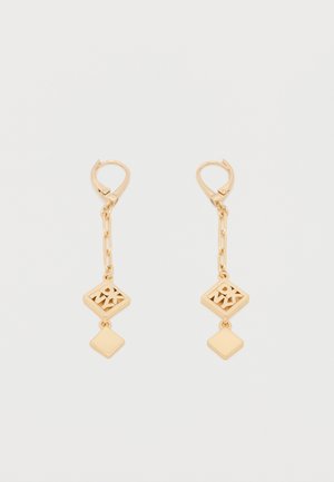 Pendientes colgantes en tono dorado con un charm texturizado en forma de rombo y un adorno cuadrado liso, suspendidos de una cadena enlazada.