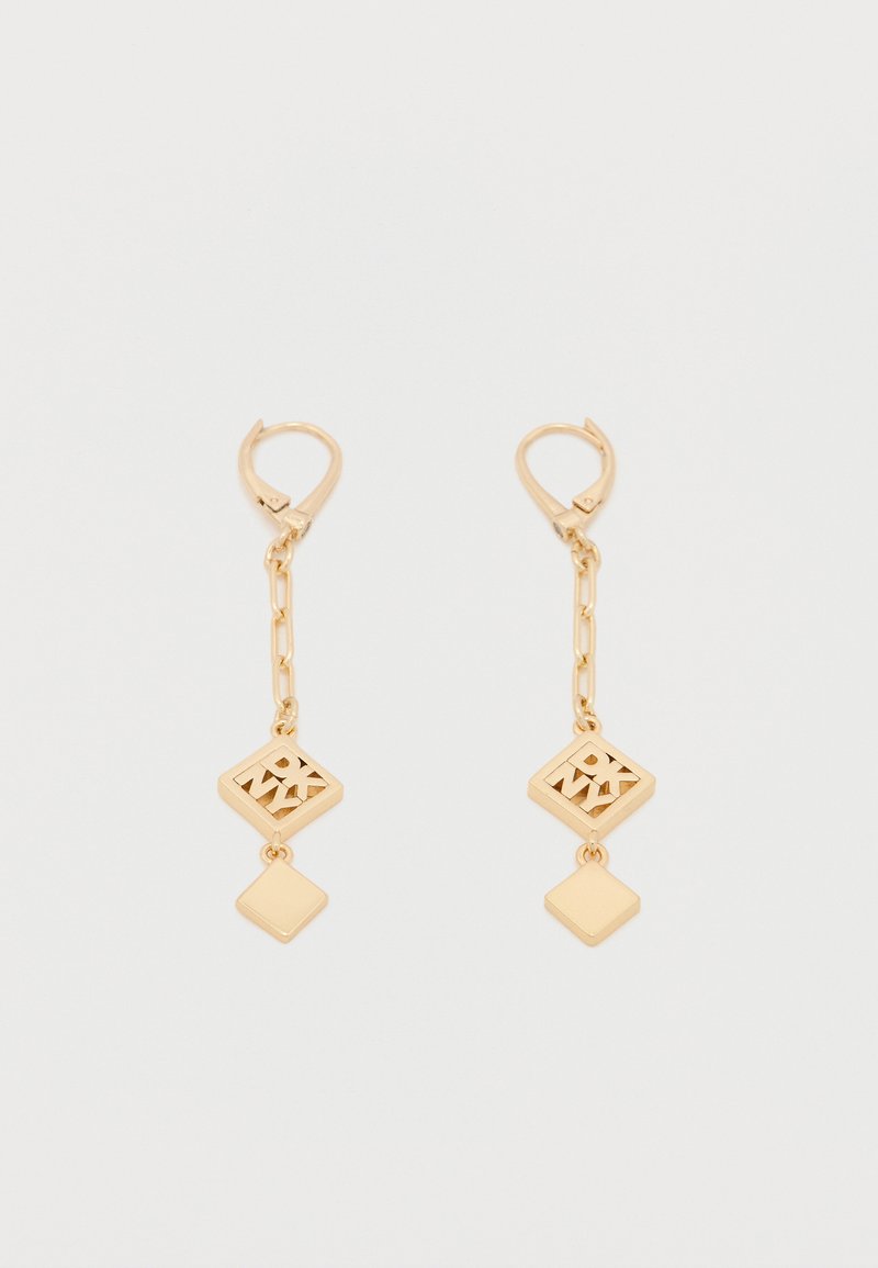 Kullatooni ripatsidega kõrvarõngad, millel on tekstuuriga rombikujuline ripats ja sile ruudukujuline aksent, rippumas lingistatud kettidel.