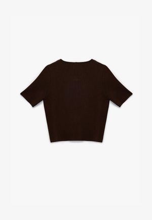 Bruin gebreid topje met korte mouwen en een ronde halslijn, met een boxy silhouet en een gladde textuur. Achteraanzicht weergegeven.