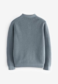 Pull en maille grise avec un motif texturé, col et poignets côtelés. Manches longues et coupe classique, conçu pour un usage décontracté.