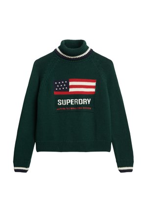 Suéter verde de punto con cuello alto, que presenta un gráfico de la bandera americana en rojo, blanco y azul y el texto "SUPERDRY" en el centro.