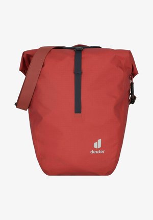 Sac étanche rouge avec une fermeture à rouleau, une bandoulière réglable et une boucle sur le côté. Présente un logo dans le coin inférieur droit.