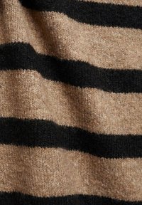 Pull en laine avec des rayures horizontales alternées beige et noir. La texture semble douce et duveteuse.