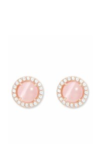 Los pendientes circulares en oro rosa presentan un centro de piedra rosa lisa rodeado por un borde de cristales transparentes, ofreciendo un diseño texturizado y llamativo.