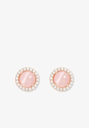 Los pendientes circulares en oro rosa presentan un centro de piedra rosa lisa rodeado por un borde de cristales transparentes, ofreciendo un diseño texturizado y llamativo.