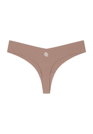 Nehledaný thong v tělové barvě s hladkým povrchem, širokým pasem a minimálním pokrytím. Na přední straně se nachází malé bílé logo.