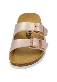 Ljusrosa läderklack med två justerbara spännen, mjuk korkfotbädd och texturerad beige inläggssula. Vit gummisula.