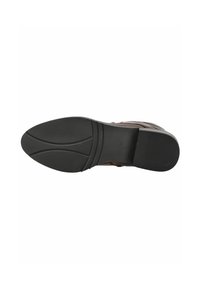 Zapato de cuero marrón con una parte superior lisa, que presenta una suela de goma negra. Las ranuras curvas en la suela mejoran la agarre y la flexibilidad.