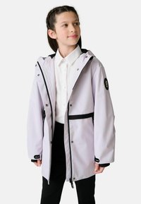 Svetlo šedá nepremokavá bunda s nastaviteľnou kapucňou, čiernymi akcentmi, predným zipsom a cvokmi, nosená cez bielu košeľu s golierom.