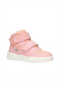 Baskets montantes roses avec deux sangles Velcro, en cuir et mesh, tige perforée pour la respirabilité, et semelles en caoutchouc blanc.