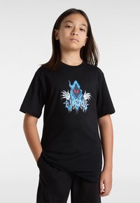 Camiseta negra de manga corta con un diseño gráfico azul y rojo de una figura fantasmal con garras. Cuello redondo, corte relajado.