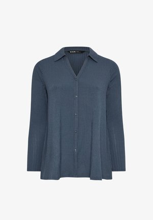 Camisa azul marino de canalé, con cuello en V y mangas largas. Presenta un cuello estructurado y seis botones en la parte delantera. Textura suave.