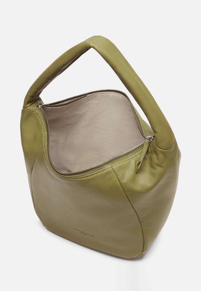 Grüne Lederhandtasche mit einem geschwungenen Griff, Reißverschlussverschluss und glatter Innenauskleidung. Sie hat eine runde Form und eine minimalistische Markenpräsenz.