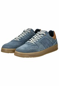 Blauwe suède sneakers met mesh details, crème veters en een gumrubberen zool. Voorzien van geperforeerde details en een tan leren hiel lus.
