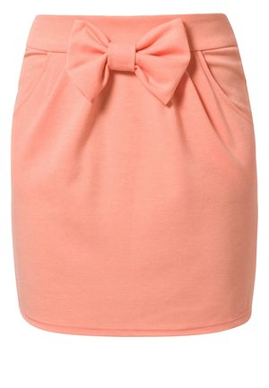 Miękka różowa mini spódniczka z przednimi kieszeniami i dużą tkaninową kokardą zawiązaną w pasie, gładka faktura i prosty design.