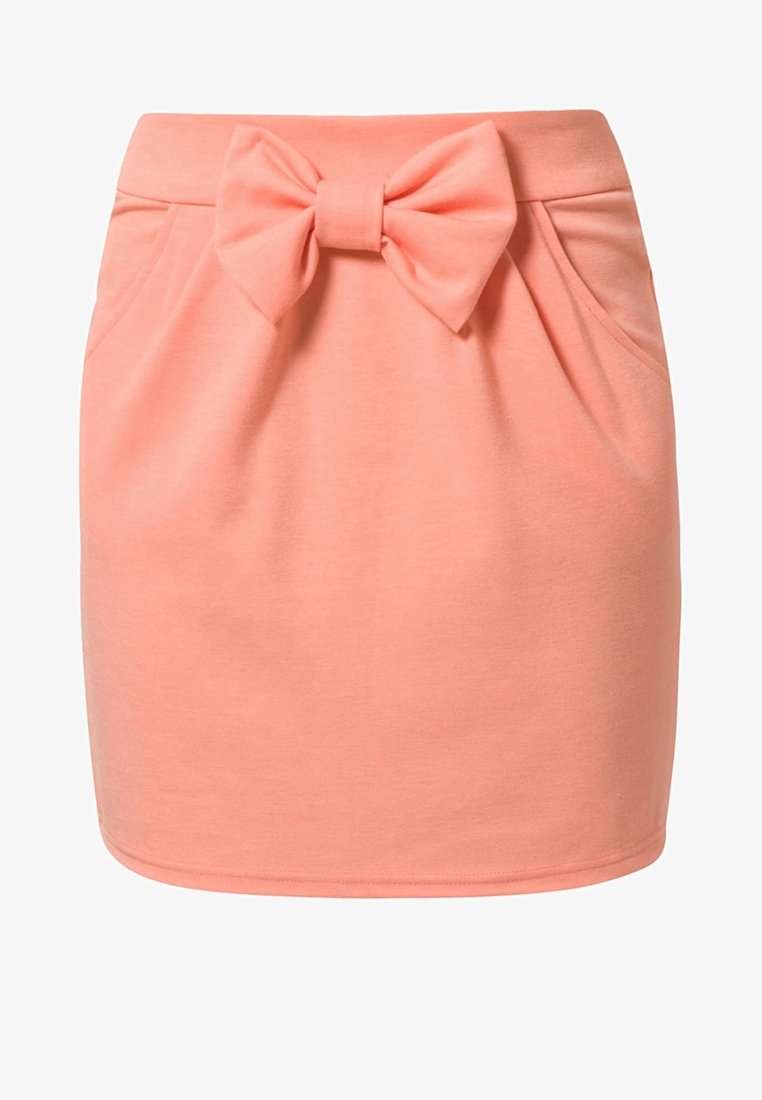 Mini jupe rose pâle avec poches avant et un grand nœud en tissu noué à la taille, texture lisse et design simple.