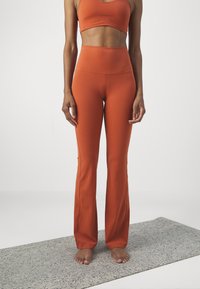 Nike Performance ZENVY FLARE - Tajice - burnt sunrise