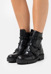 Guess Botines camperos - black