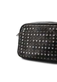 Borsa in finta pelle nera con borchie e strass argentati. Forma rettangolare, chiusura con zip e logo in rilievo sul davanti.