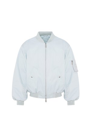 Veste bomber bleu clair avec fermeture éclair devant, poignets et ourlet côtelés, deux poches avant avec boutons-pression, et une poche zippée sur la manche gauche.