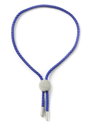 Verstelbare gevlochten blauwe koordketting met een ronde zilveren sluiting gegraveerd met "CARLHEIM" en zilveren metalen uiteinden.