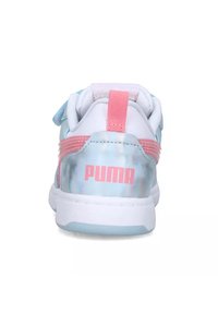 Sneakers bianchi e rosa con un tallone lucido e iridescente. Presentano una chiusura in velcro, una linguetta imbottita e un logo stampato in rosa sul tallone.