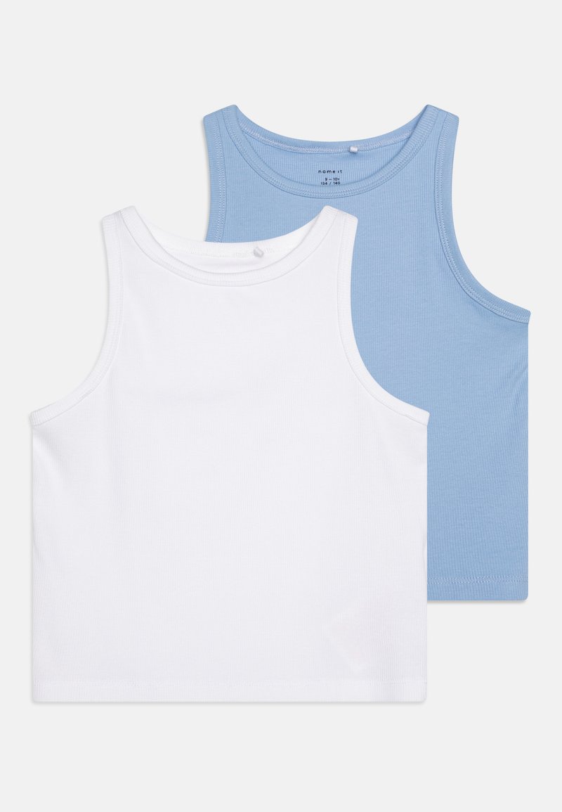 Δύο αμάνικα μπλουζάκια: το ένα λευκό και το άλλο ανοιχτό μπλε. Και τα δύο έχουν ριγέ υφή και στρογγυλές λαιμοκοπές. Κατασκευασμένα από μαλακό βαμβακερό ύφασμα.