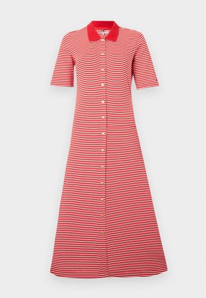 Sarkani un balti horizontāli svītraina midi kleita ar īsām piedurknēm, zelta pogām priekšpusē un vienkrāsaina sarkana apkakle.