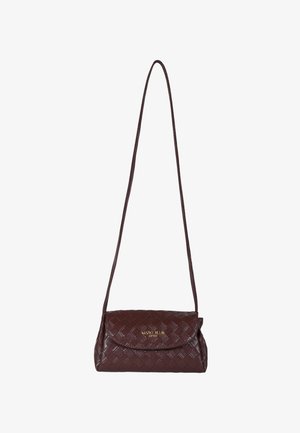 Borsa a tracolla color bordeaux intrecciata con tracolla regolabile, chiusura a patta e dettaglio logo dorato. Superficie in pelle testurizzata con forma compatta.